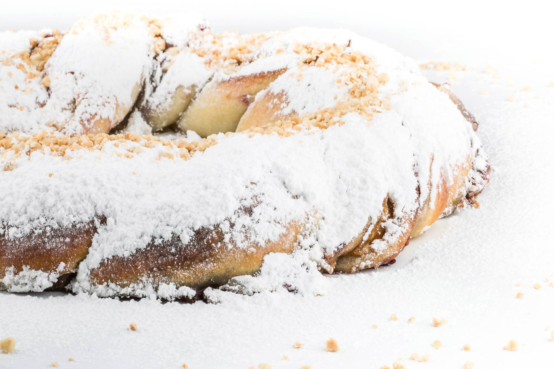 Kringel vaniljekreemi, rosina ja moonitäidisega, pähklitega